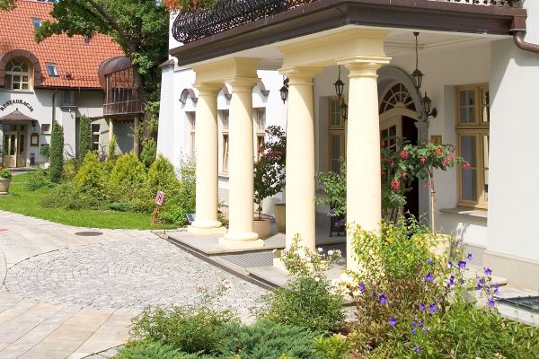 Palac Czarny Las (Woźniki)